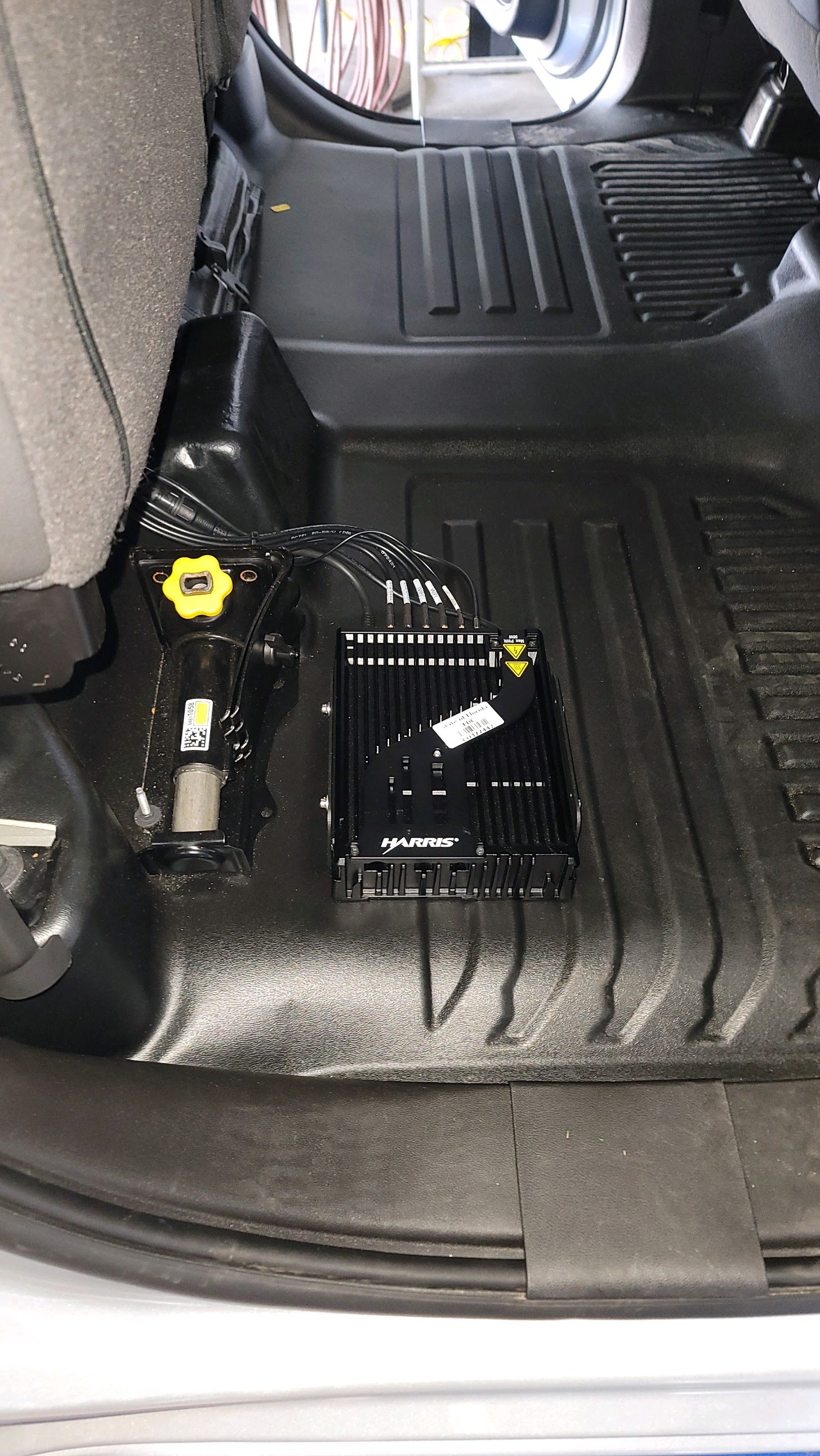 Completed mobile radio installation inside vehicle